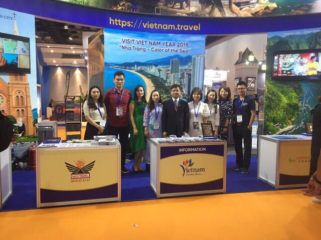 Các đại biểu tham dự gian hàng Du lịch Việt Nam